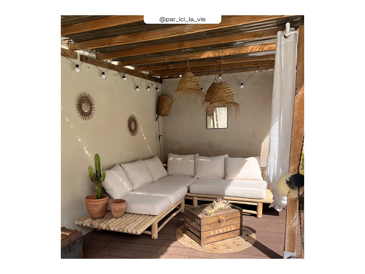 Sofá esquinero de jardín de 4 plazas en teca y cojines blancos - Sunny