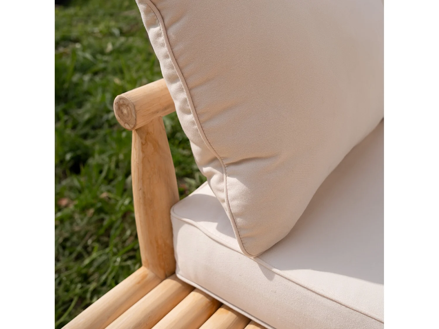 Divano angolare da giardino in teak e cuscini bianchi 4 posti - Sunny