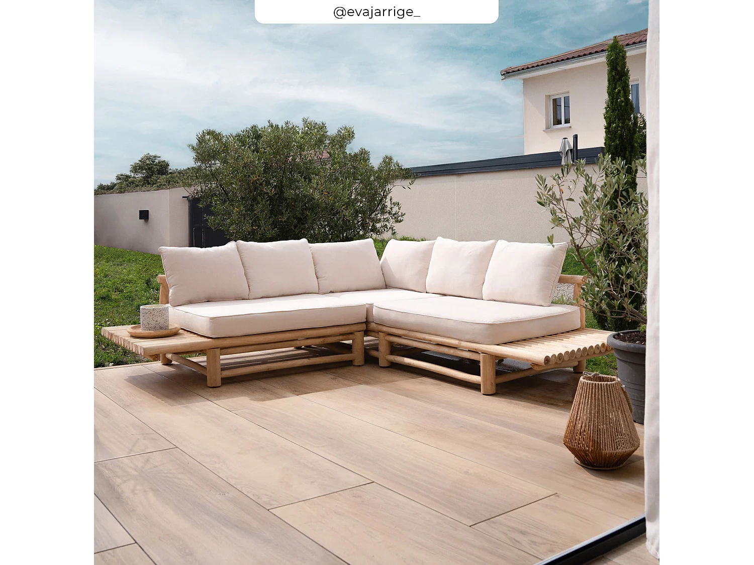 Divano angolare da giardino in teak e cuscini bianchi 4 posti - Sunny