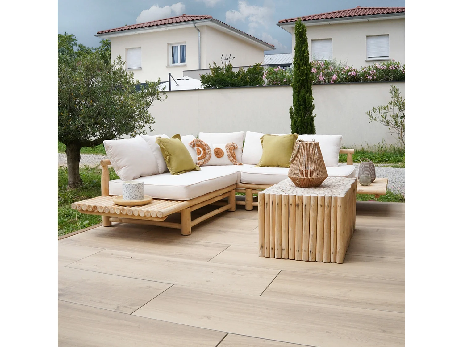 Divano angolare da giardino 4 posti in teak e cuscini bianchi - Sunny