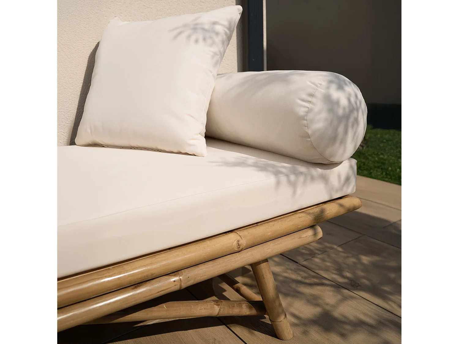 Panchina da giardino in bambù con materasso bianco - Vadella
