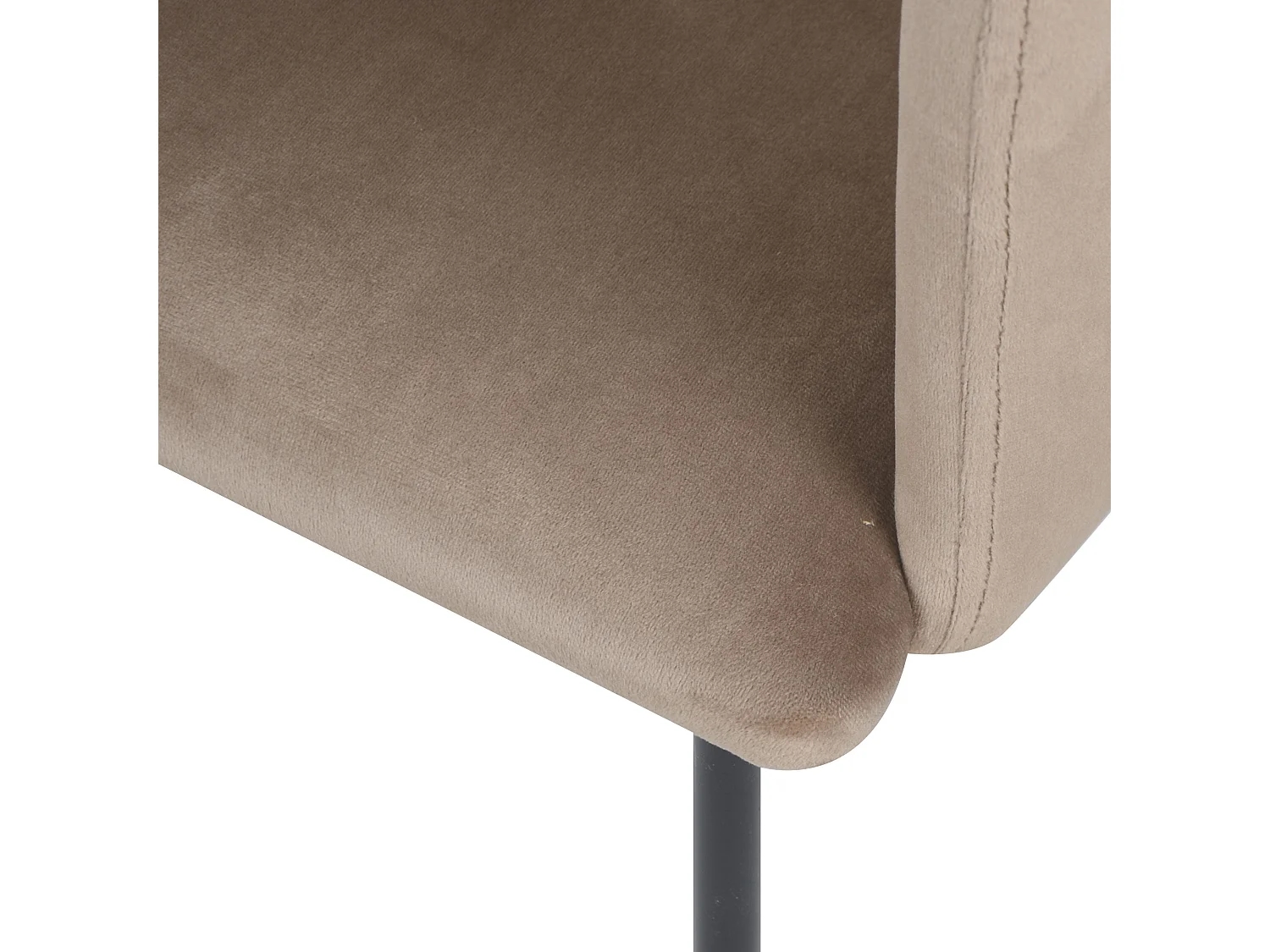 Sillón de terciopelo beige con patas de metal negro - Glam