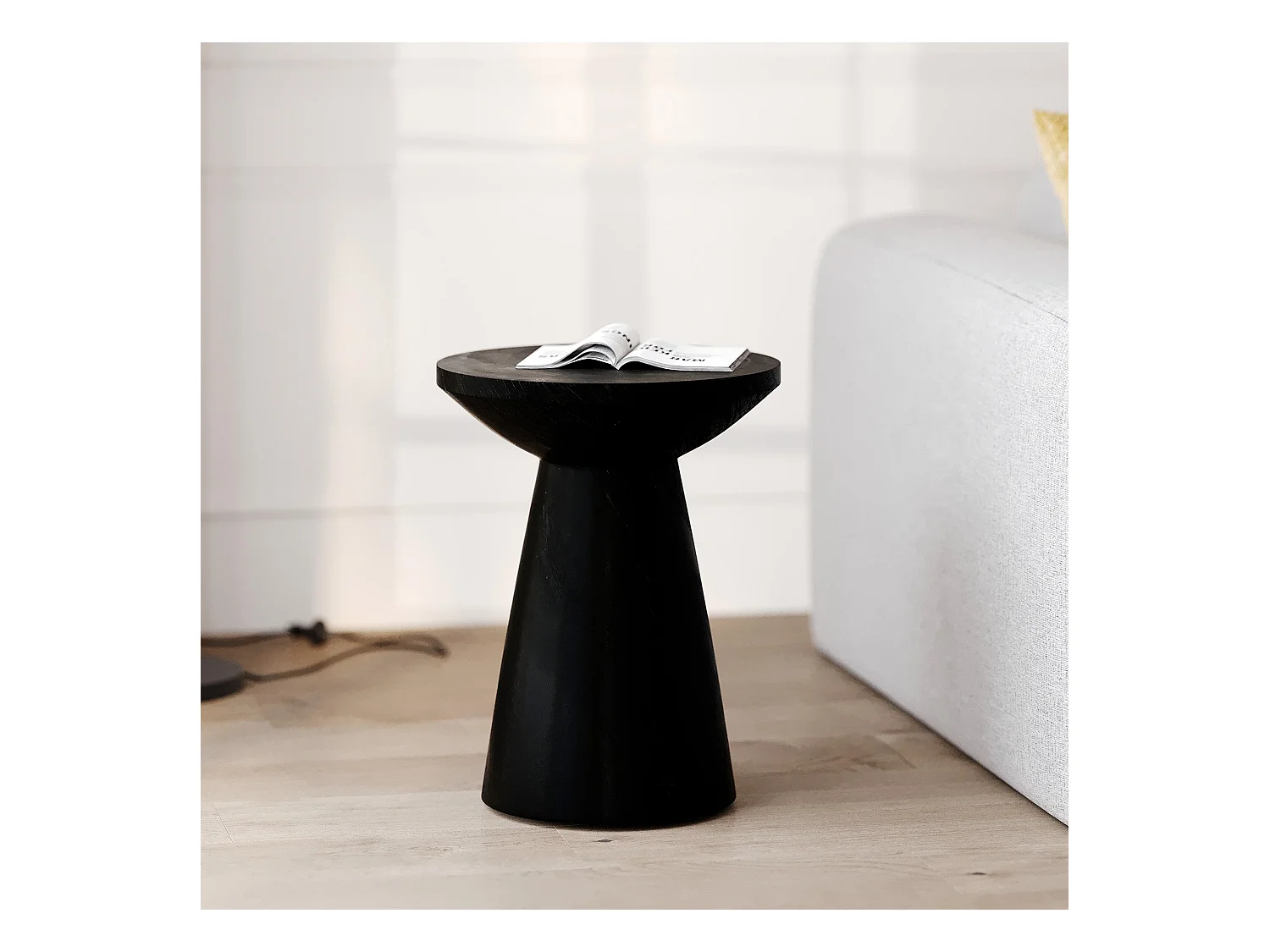 Table d'appoint noire en bois de suar D40 cm - Lowa