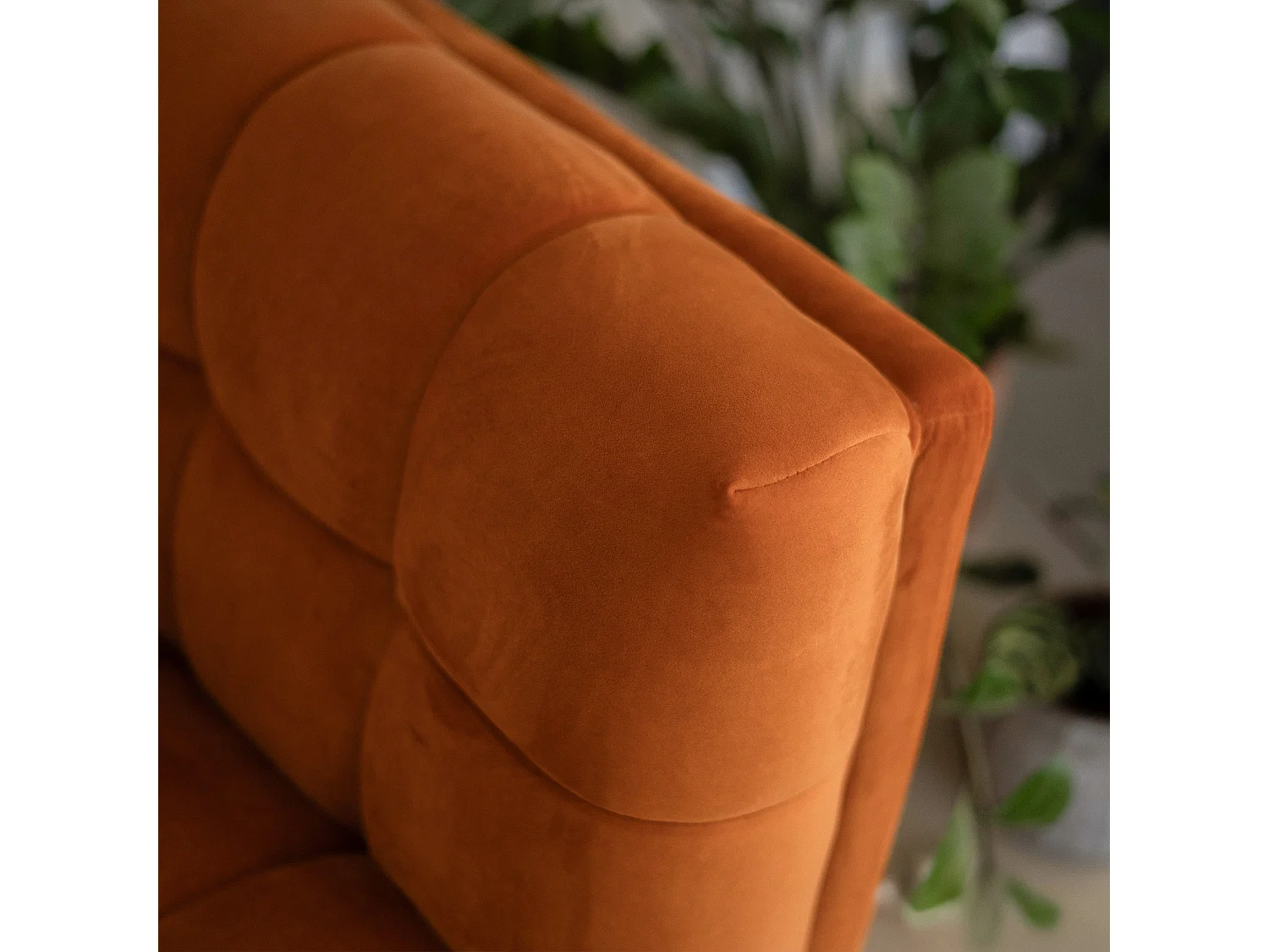 Poltrona in velluto color arancio curcuma - Mona