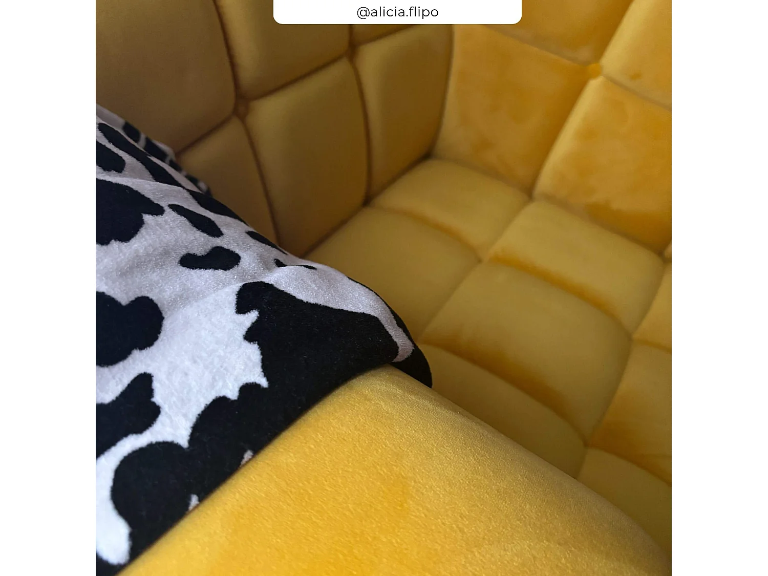 Sillón de terciopelo amarillo con patas - Mona