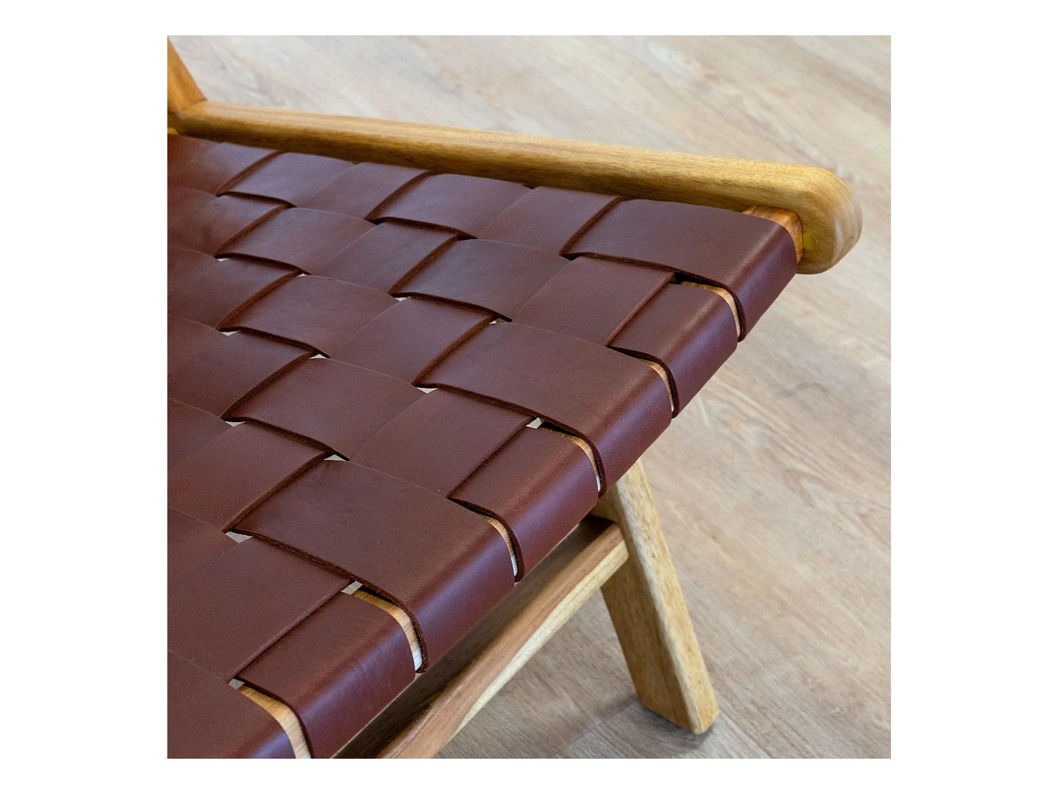 Sillón de teca y cuero tejido marrón - Kuna