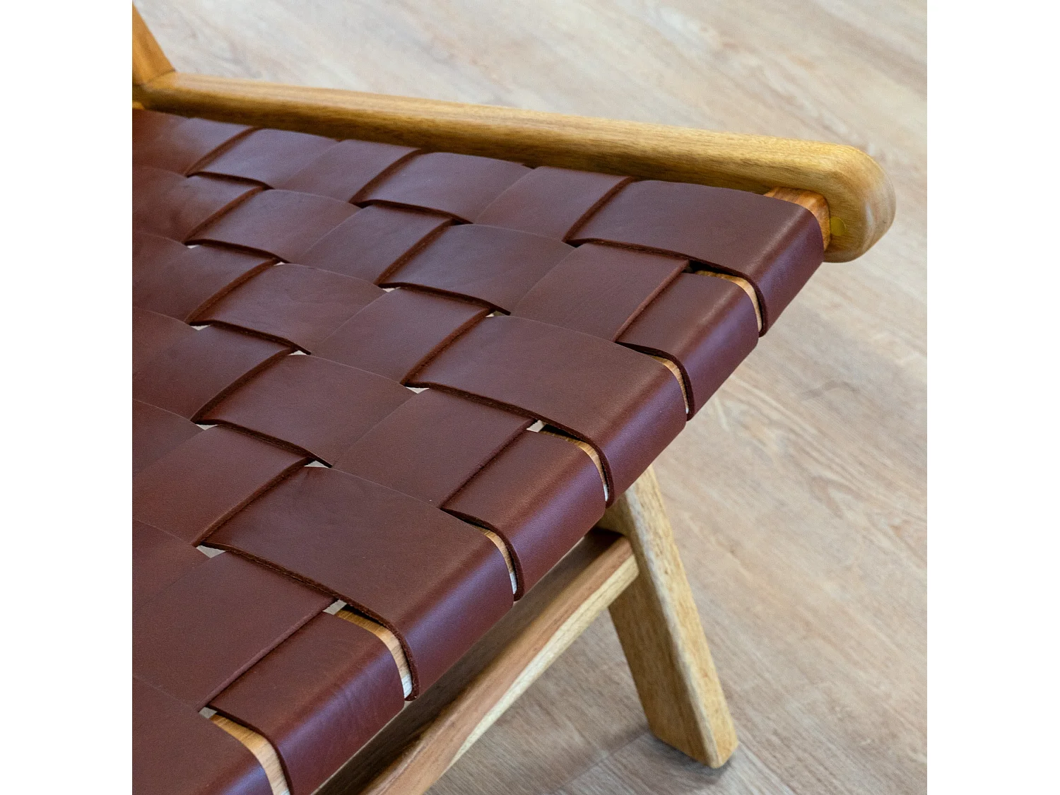 Fauteuil en teck et cuir tressé marron - Kuna
