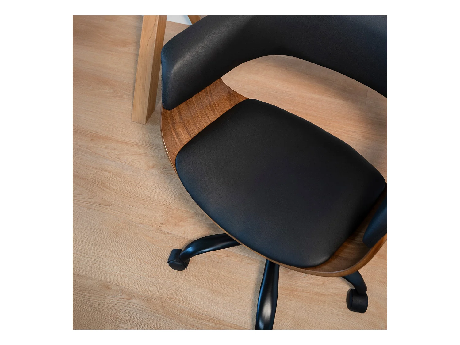 Silla de oficina giratoria con ruedas en madera y PU negro - Basile