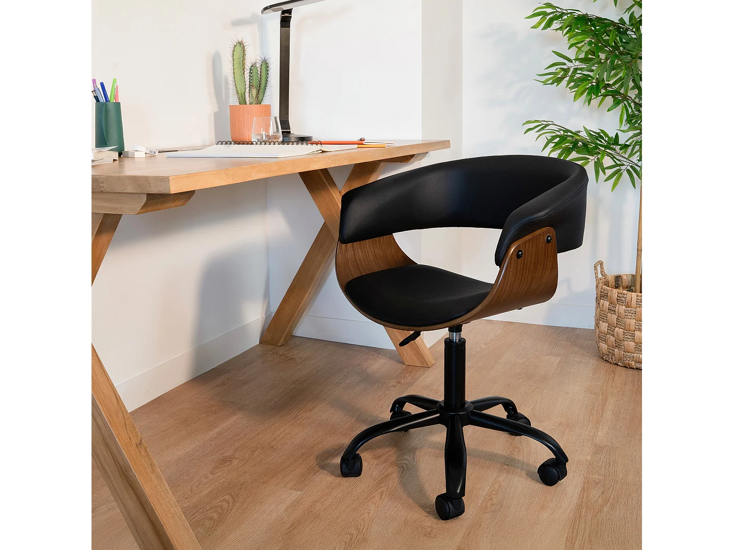 Silla de oficina giratoria con ruedas en madera y PU negro - Basile