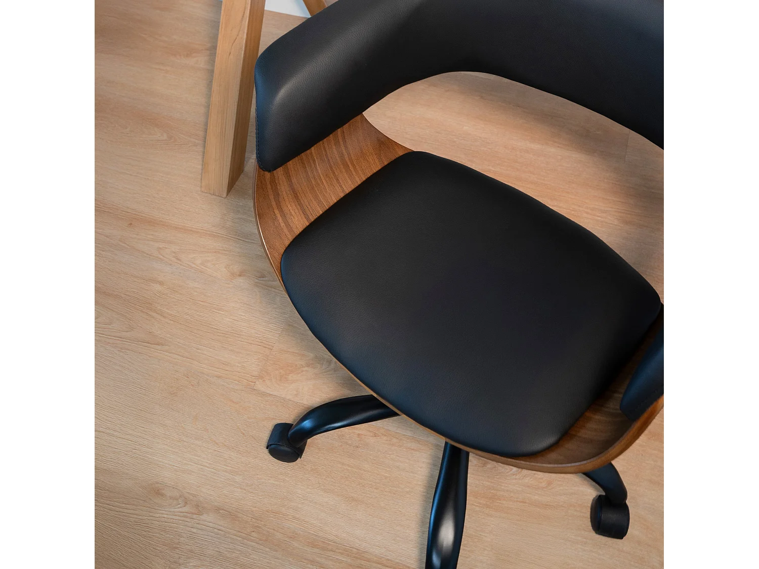 Silla de oficina giratoria con ruedas en madera y PU negro - Basile
