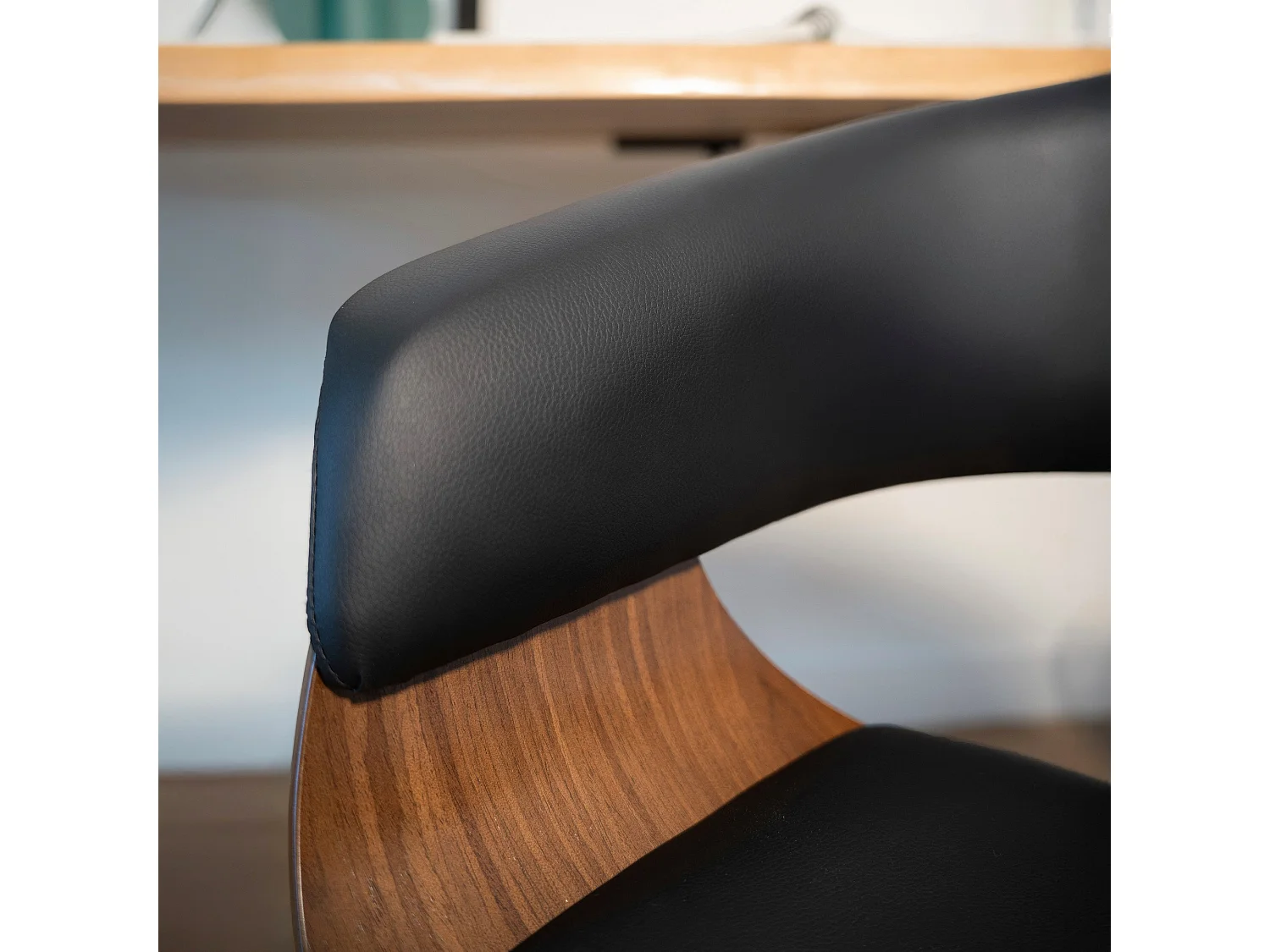 Silla de oficina giratoria con ruedas en madera y PU negro - Basile