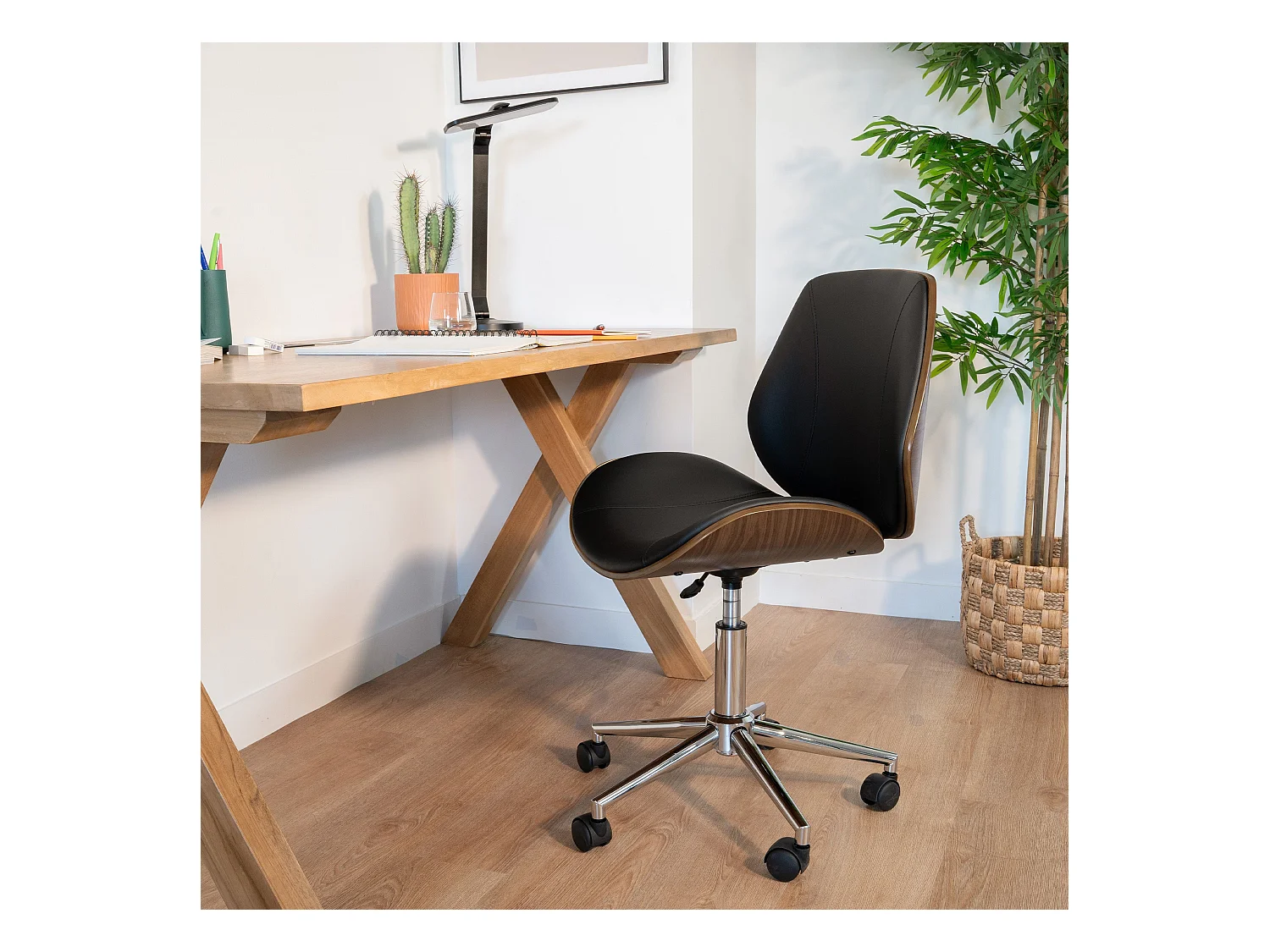 Silla de oficina de madera con ruedas en PU negro - Archie