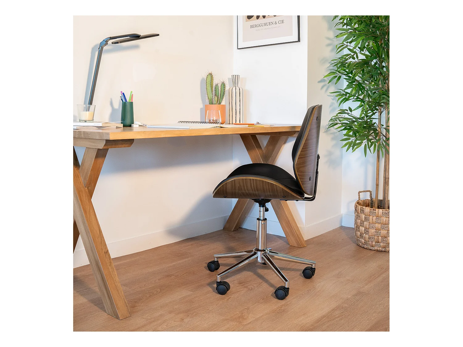 Silla de oficina de madera con ruedas en PU negro - Archie