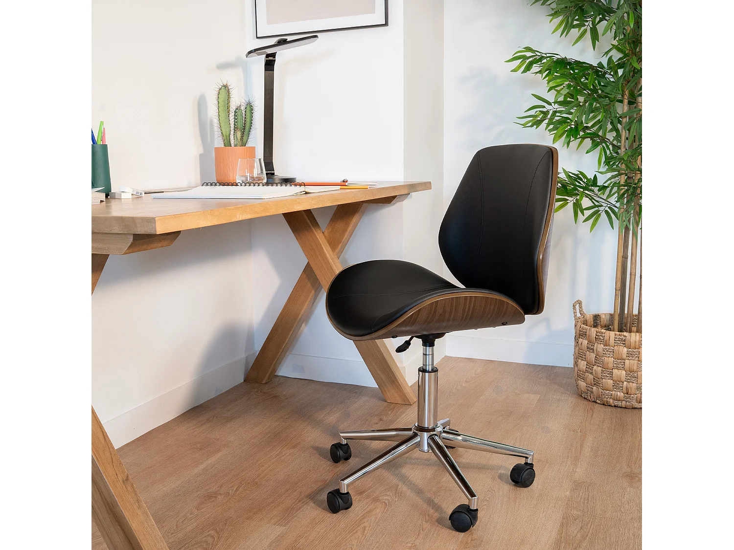 Silla de oficina de madera con ruedas en PU negro - Archie