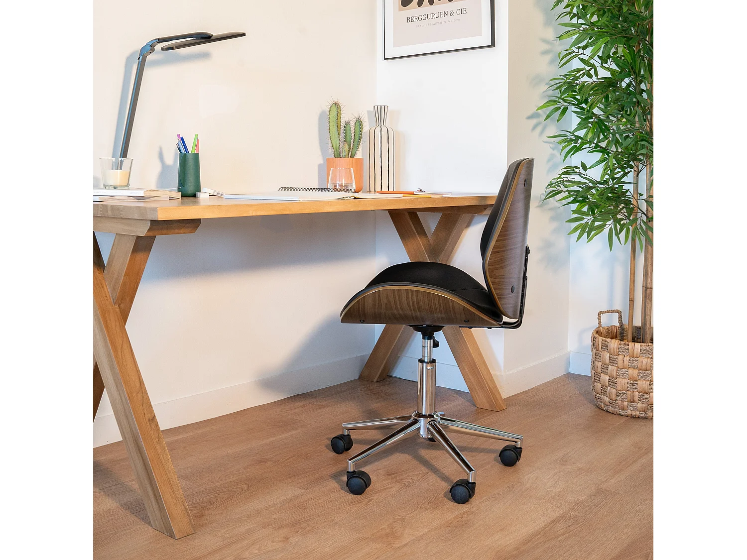 Silla de oficina de madera con ruedas en PU negro - Archie