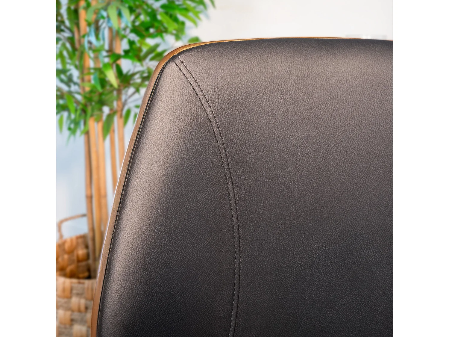 Silla de oficina de madera con ruedas en PU negro - Archie