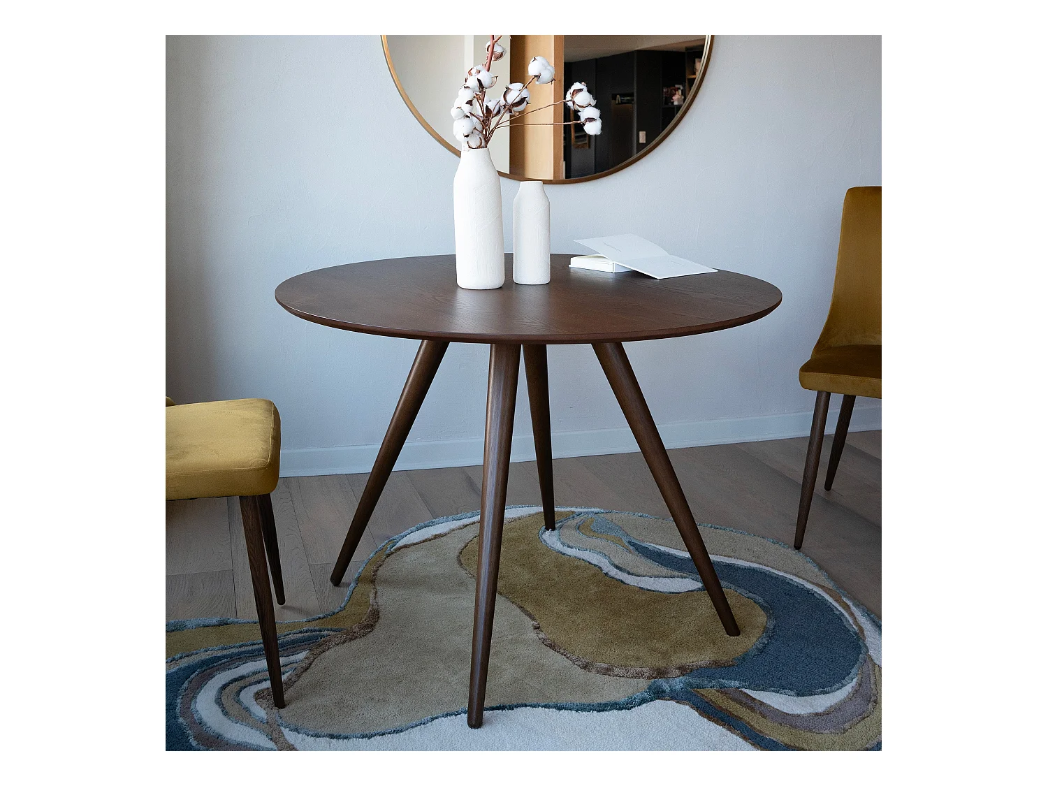 Table ronde 4 personnes en bois foncé finition noyer D105 cm - Liwa