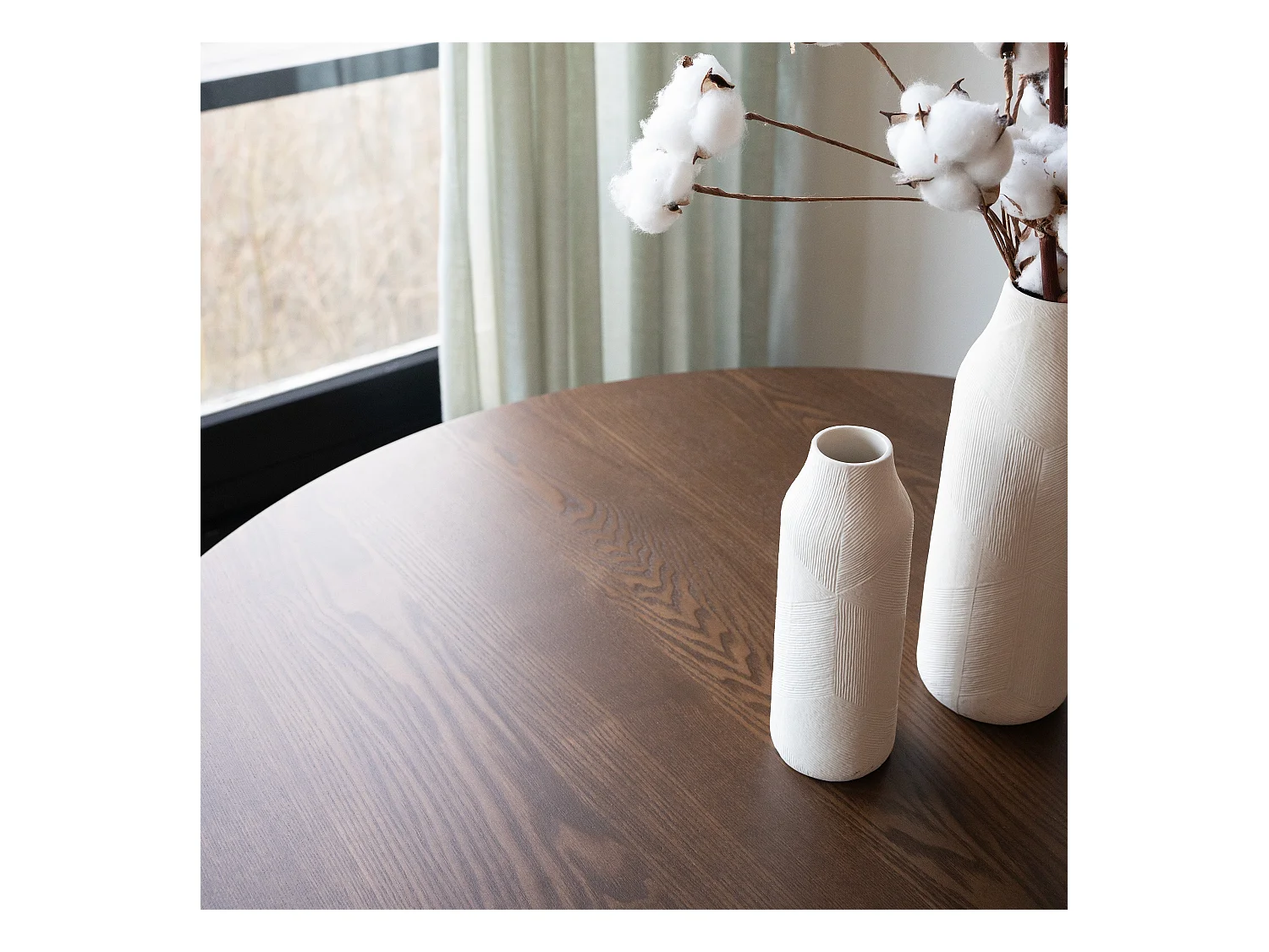 Table ronde 4 personnes en bois foncé finition noyer D105 cm - Liwa