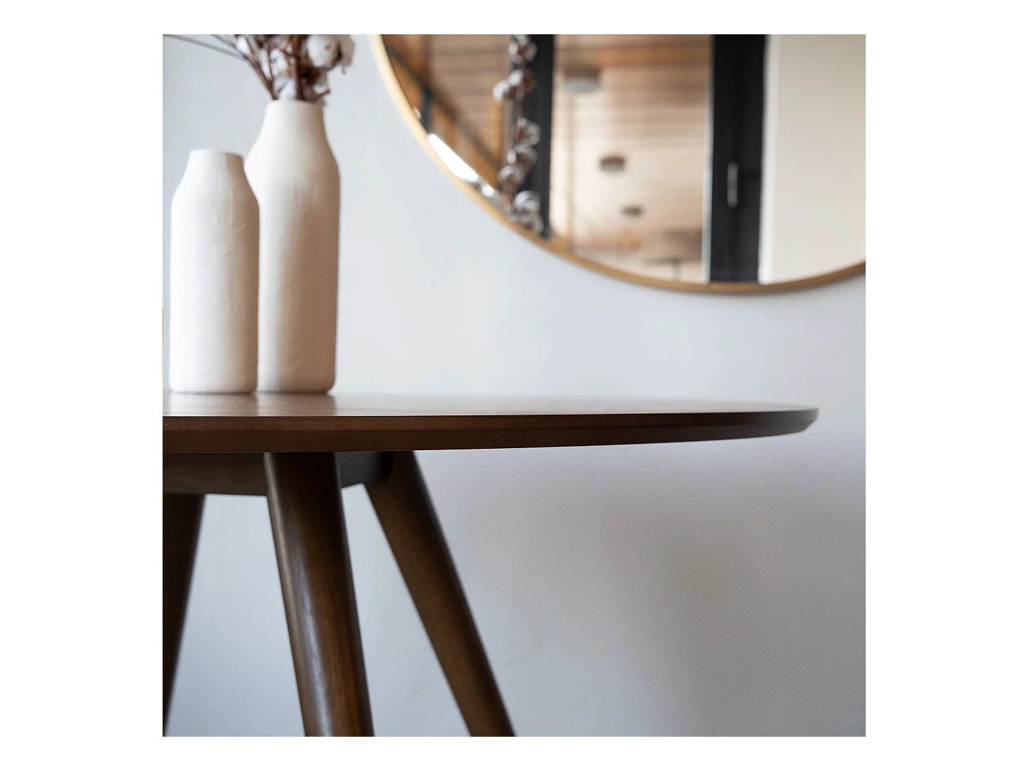 Table ronde 4 personnes en bois foncé finition noyer D105 cm - Liwa