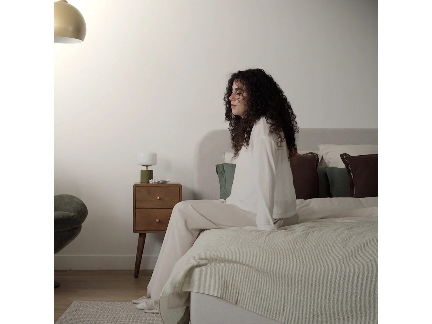 Cama doble con arcón 160x200 cm en tejido gris/beige - Tilly