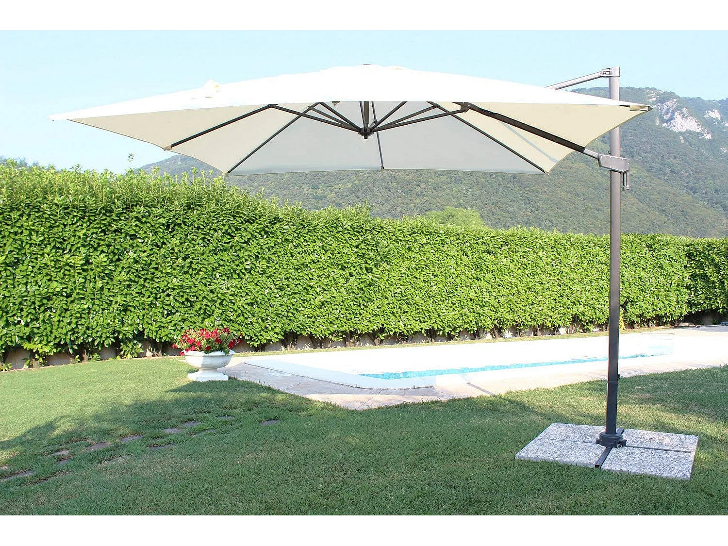 Ombrellone palo laterale ''Newton'' in alluminio verniciato da giardino e balcone / 3 x 3 Mt / Ecrù