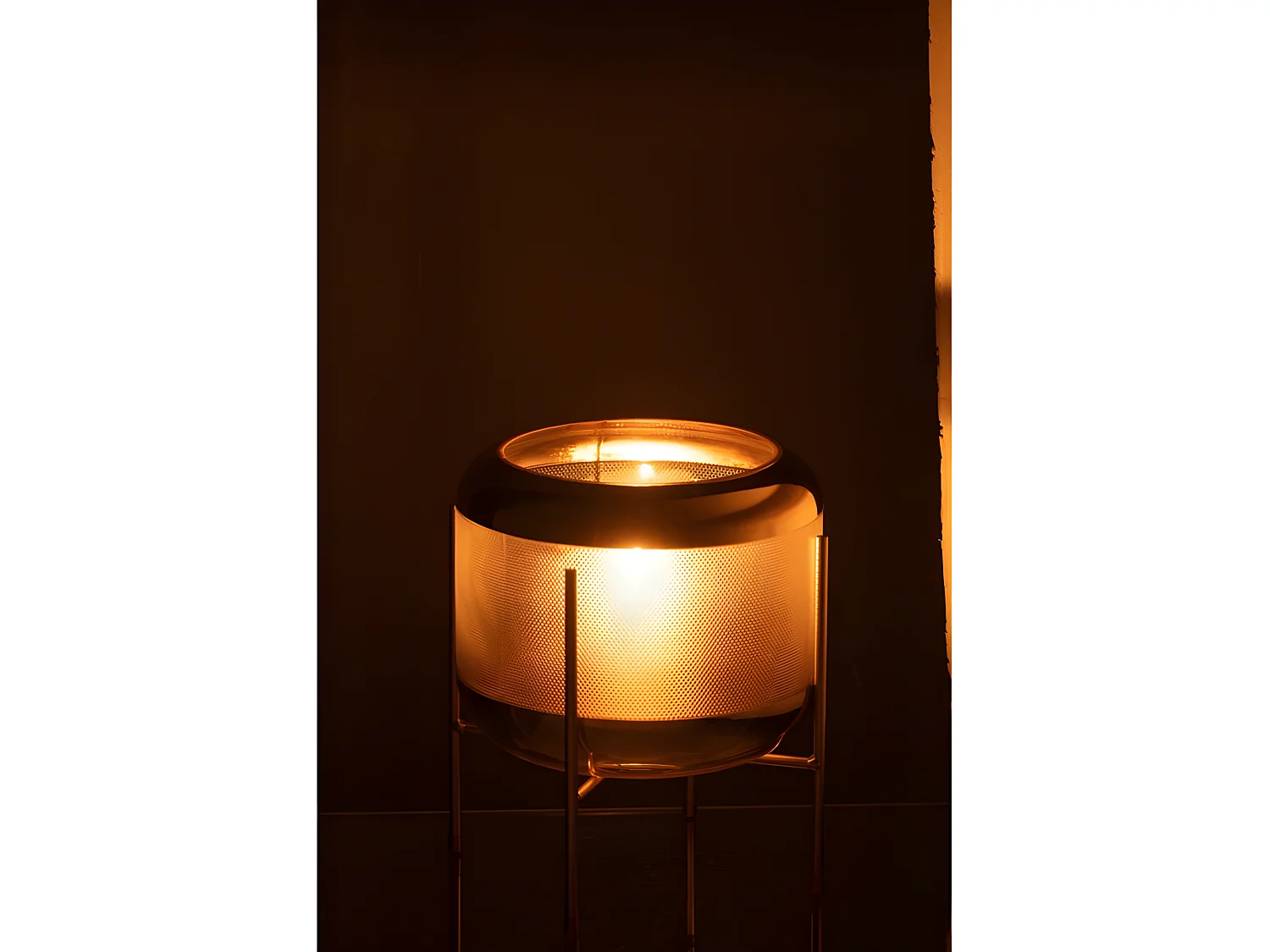 Jarrón redondo de vidrio con base de metal dorado de 20x20cm