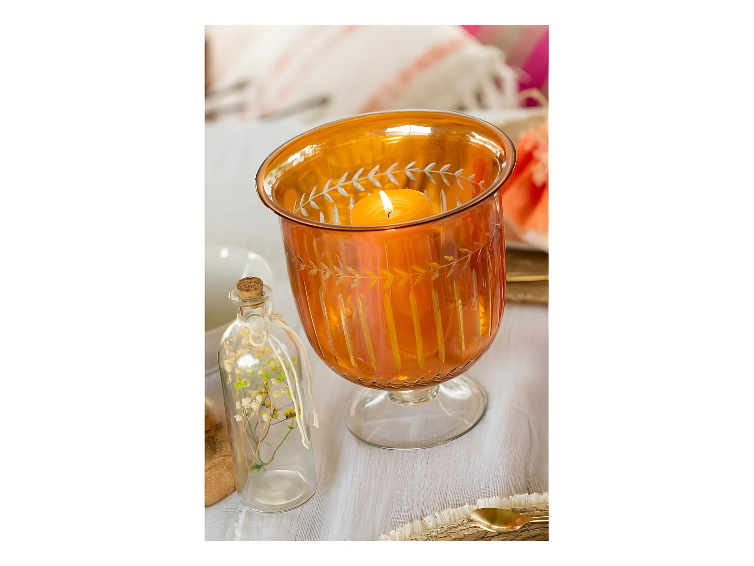 Jarrón romano con motivos en vidrio naranja de 23x23x25 cm