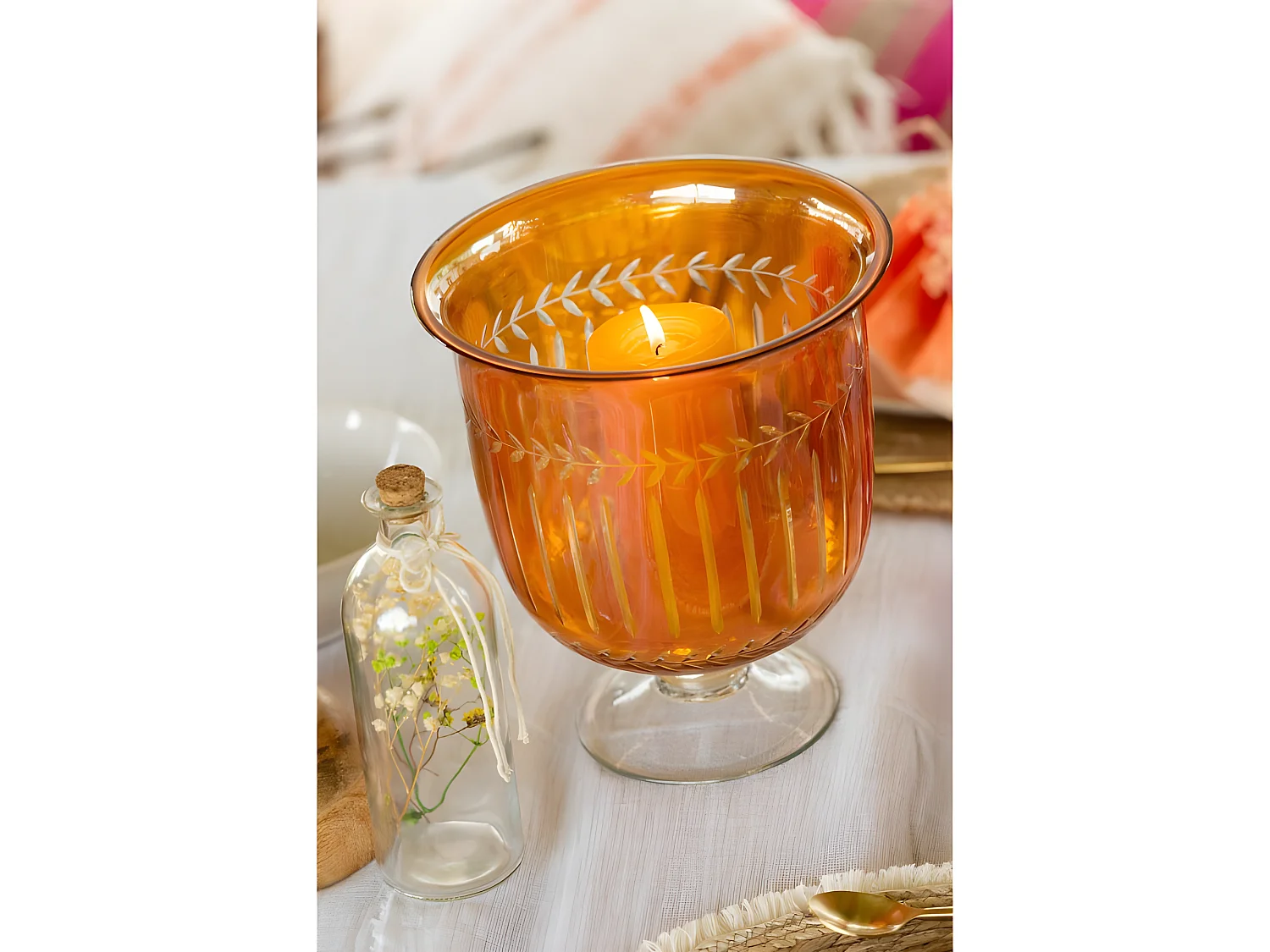 Jarrón romano con motivos en vidrio naranja de 23x23x25 cm