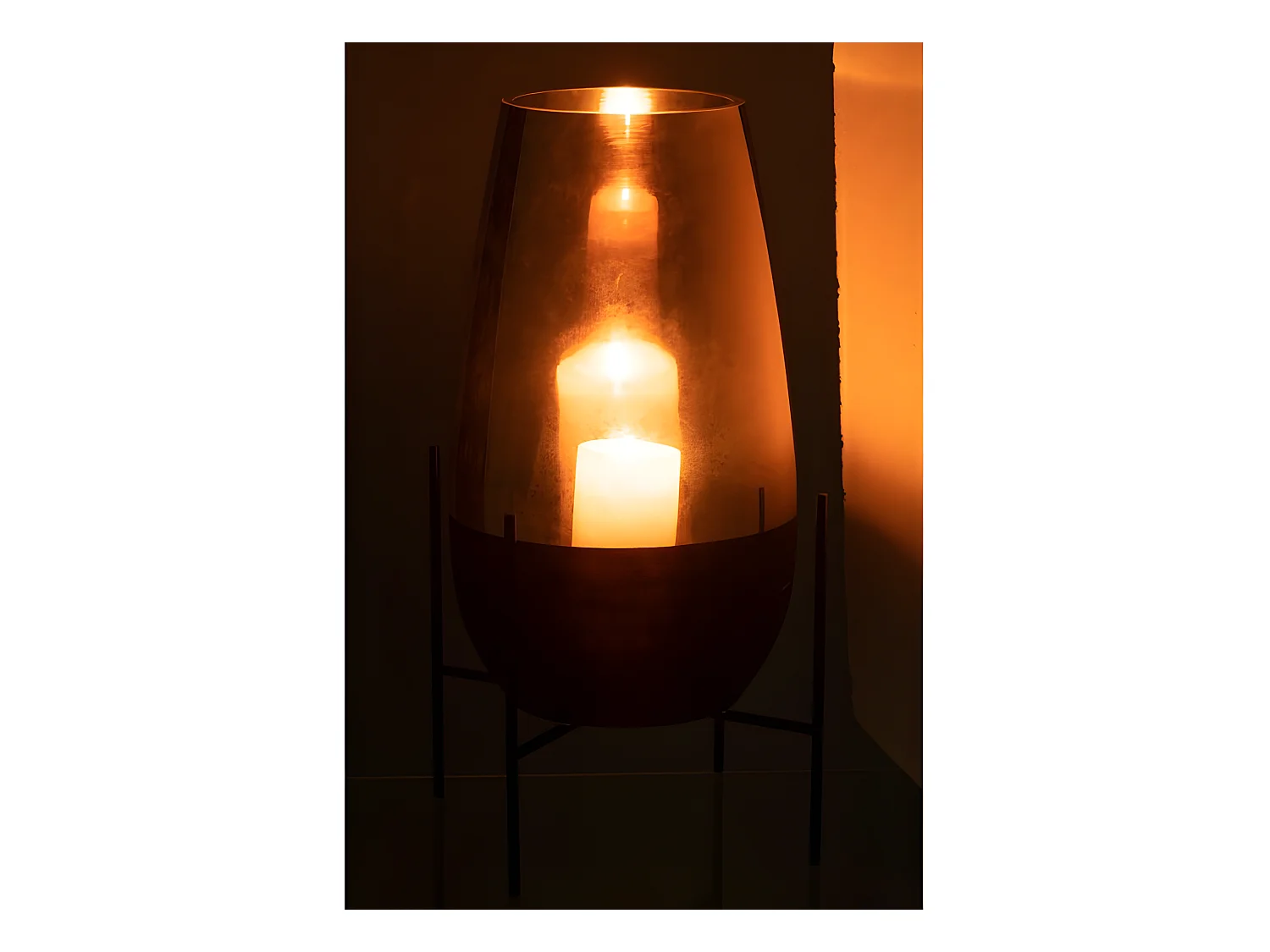 Jarrón ovalado de vidrio sobre base de metal negro de 26x47cm