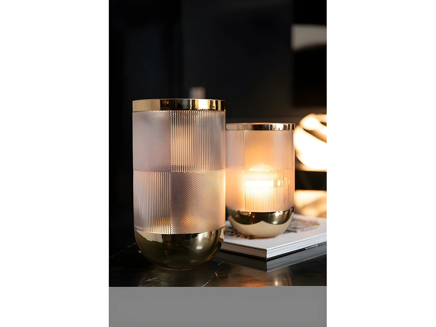 Jarrón cilíndrico con diseño de vidrio con fondo dorado de 15x26cm