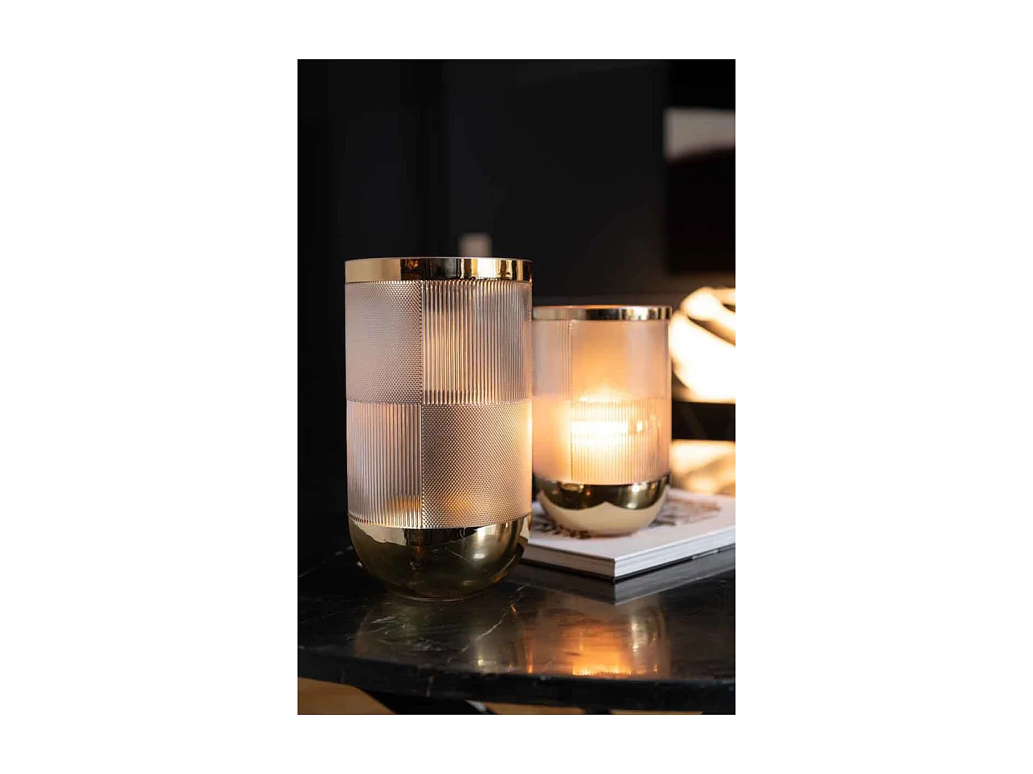 Vaso cilindrico con motivo in vetro a fondo oro 15x26cm