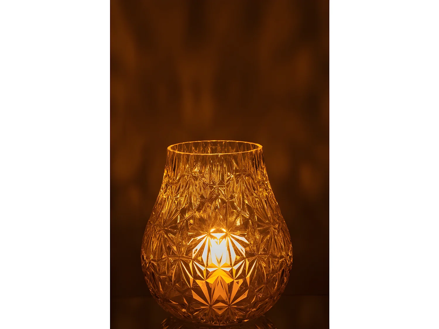 Jarrón de vidrio amarillo tallado de 18x18x22 cm