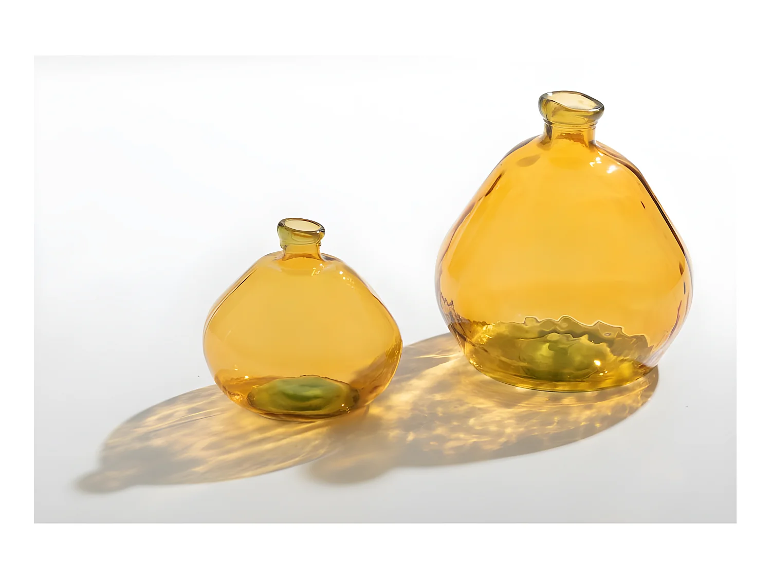 Jarrón de vidrio ámbar en forma de botella de 46x45x48 cm