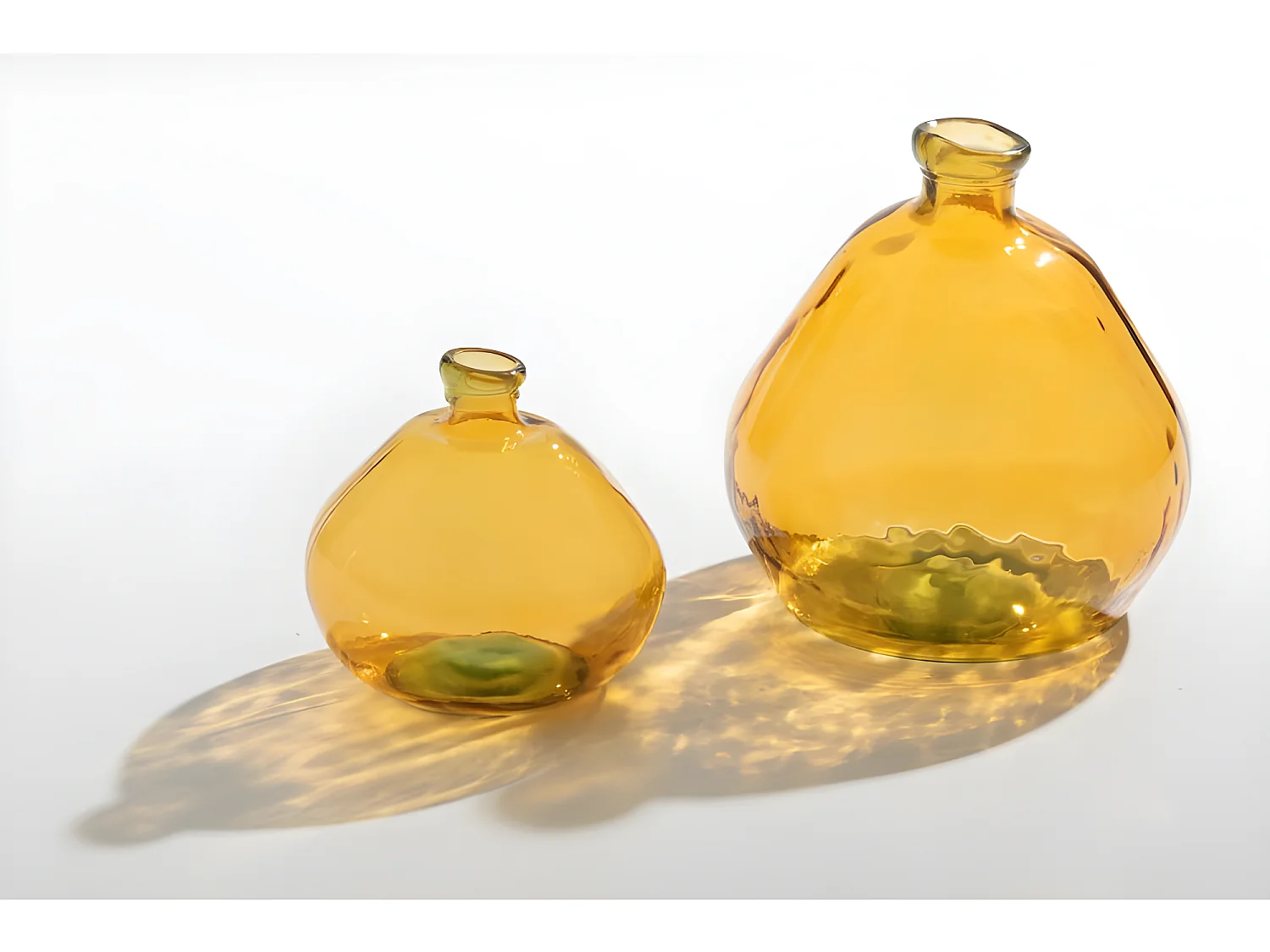 Jarrón de vidrio ámbar en forma de botella de 46x45x48 cm