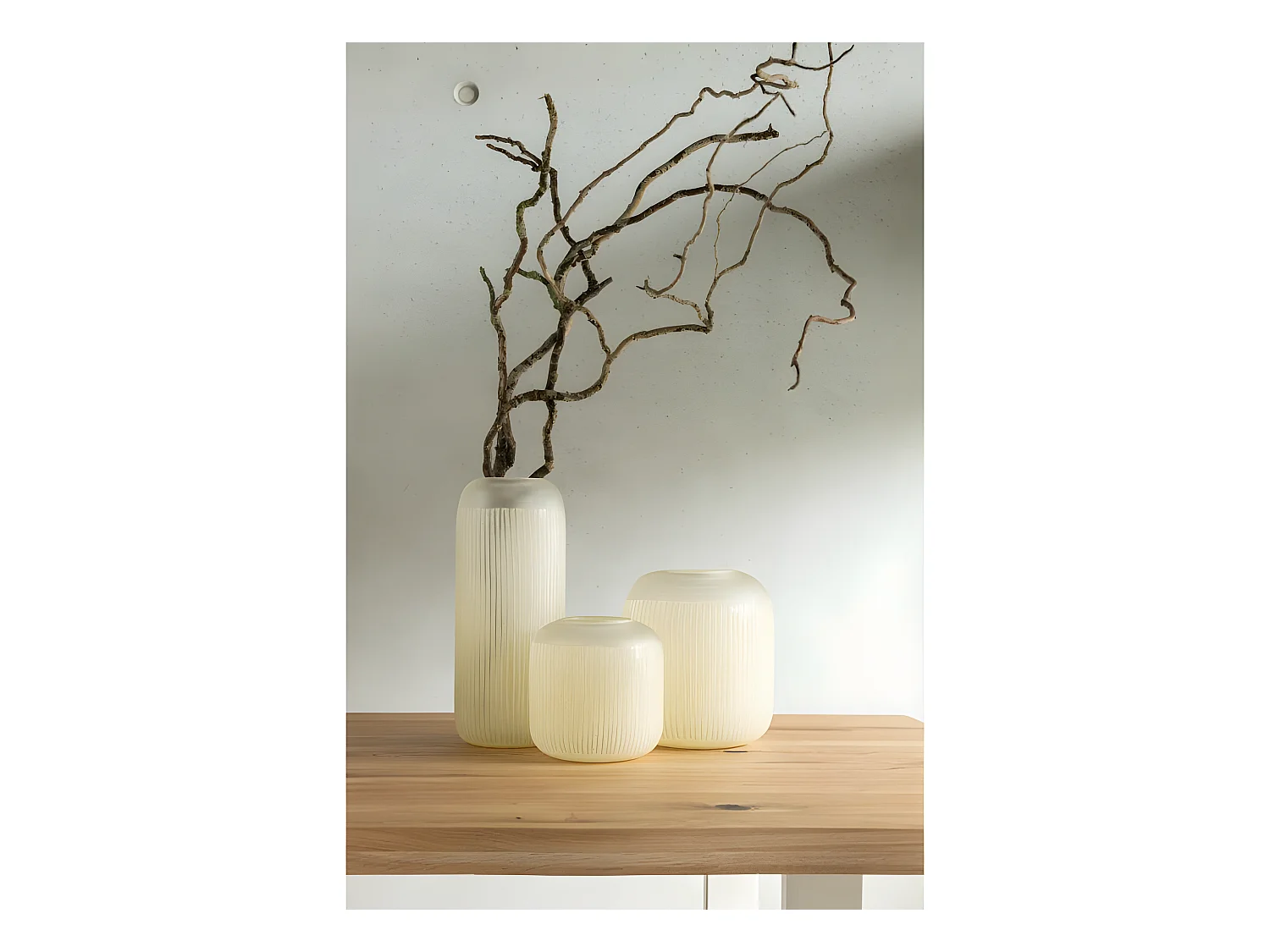 Jarrón con líneas de vidrio amarillo 15x15x34 cm