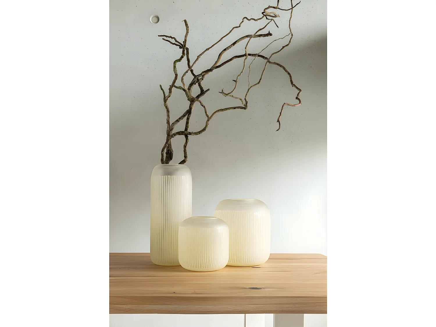 Jarrón con líneas de vidrio amarillo 15x15x34 cm