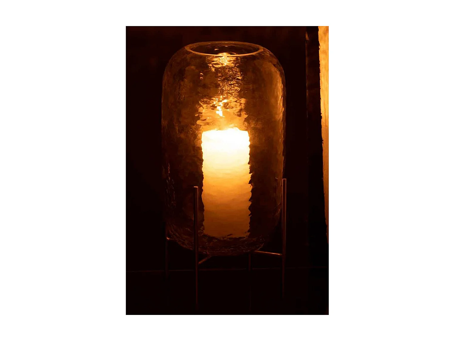 Jarrón redondo de vidrio con base de metal dorado de 19x37cm