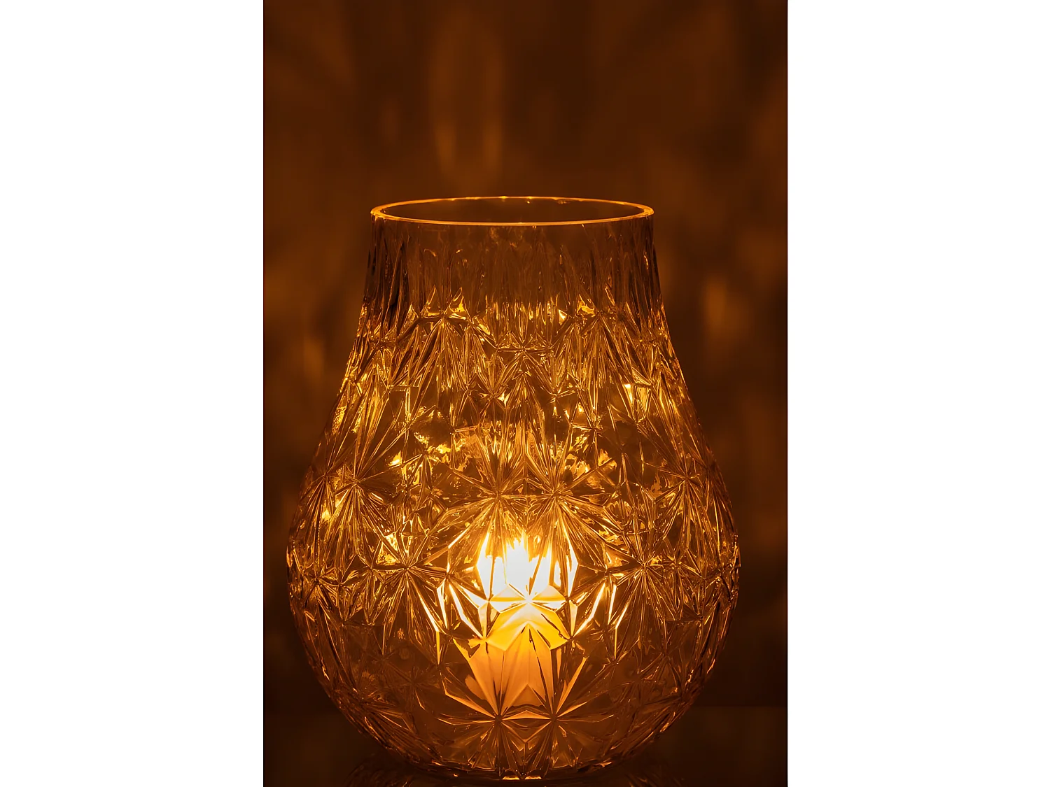 Jarrón de vidrio amarillo tallado de 22x22x28cm