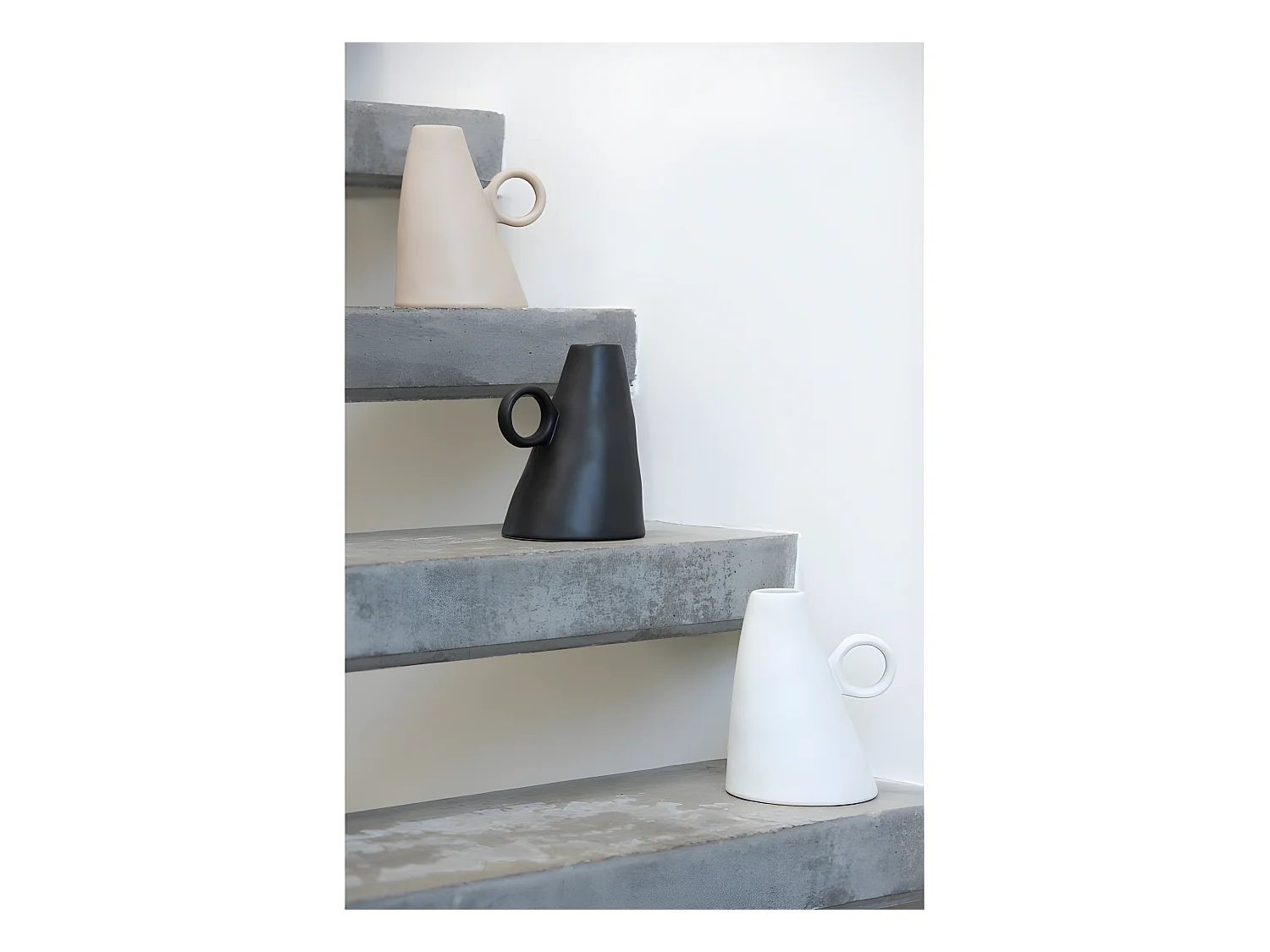 Jarrón inclinado de cerámica negro 13x12x17 cm