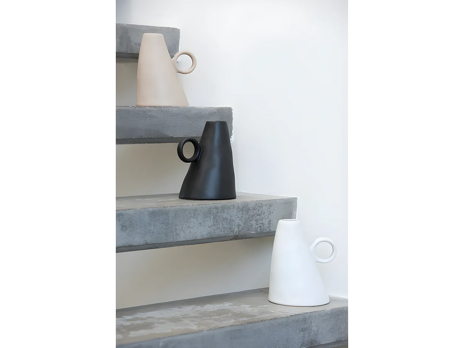 Vaso inclinato in ceramica nera 13x12x17 cm