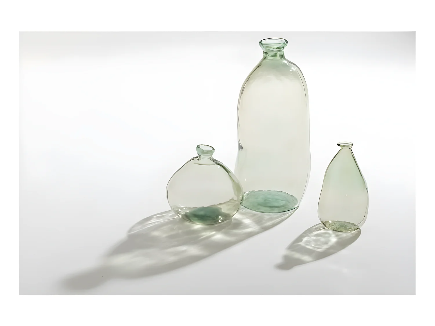 Jarrón de vidrio verde en forma de botella de 20x20x37 cm