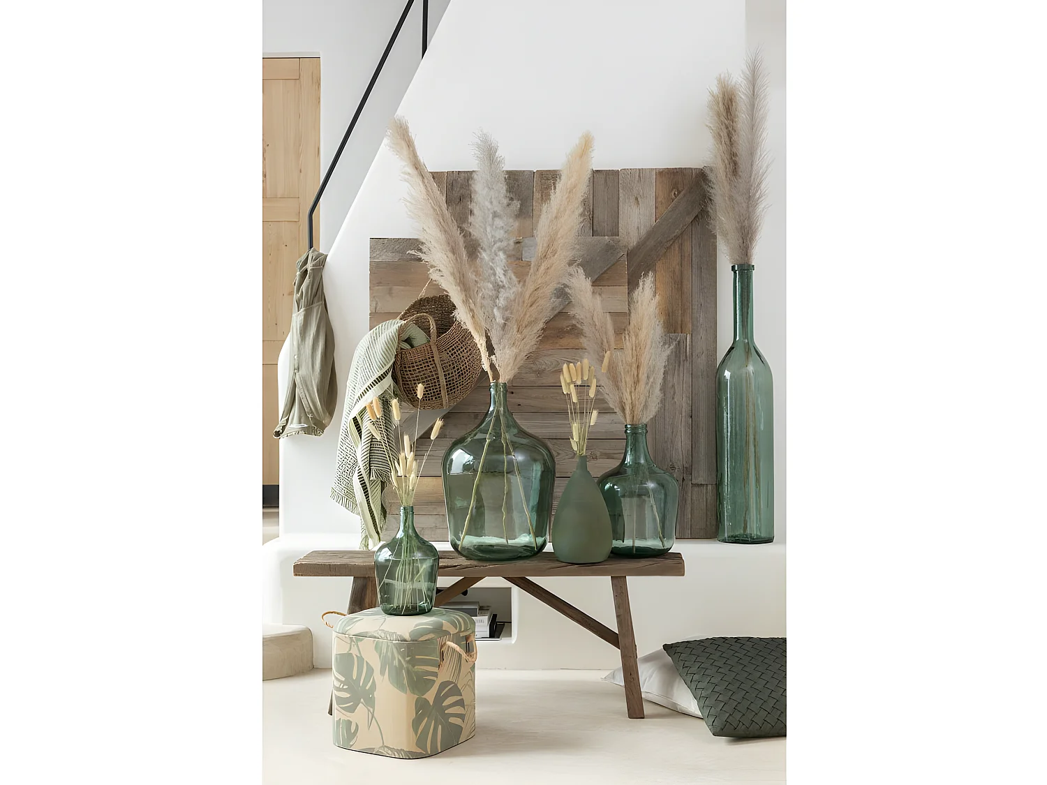 Jarrón de vidrio verde en forma de damajuana de 37x37x56.5 cm