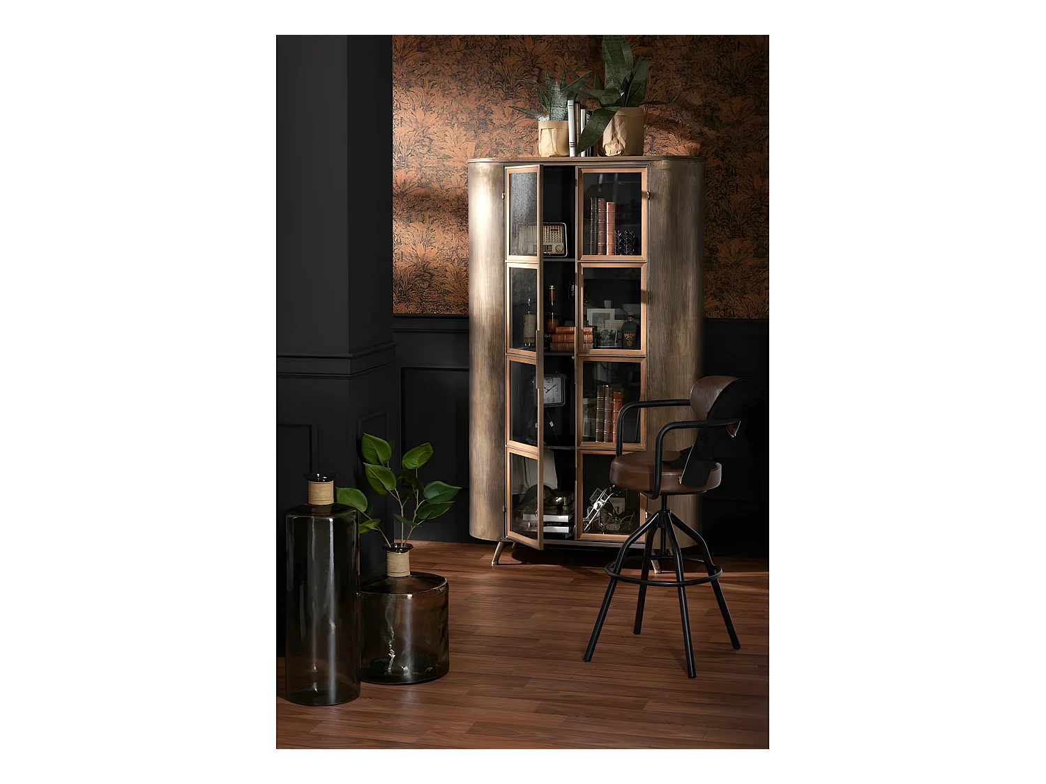 Botella de vidrio marrón en forma de jarrón de 25x25x75 cm