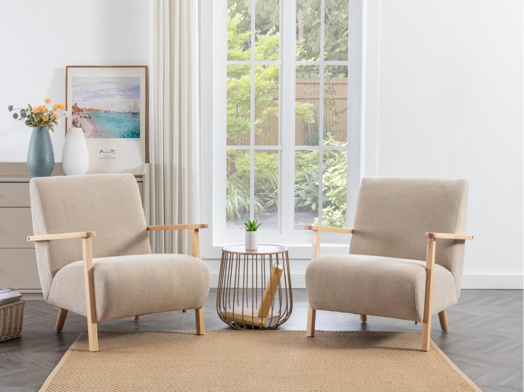 Sillón de tela beige y madera JULOMO