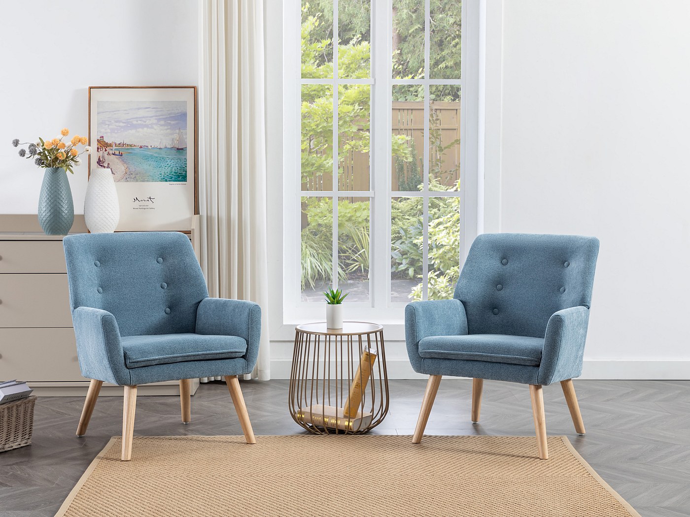 Fauteuil van blauwe stof. Scandinavische stijl. SERINO