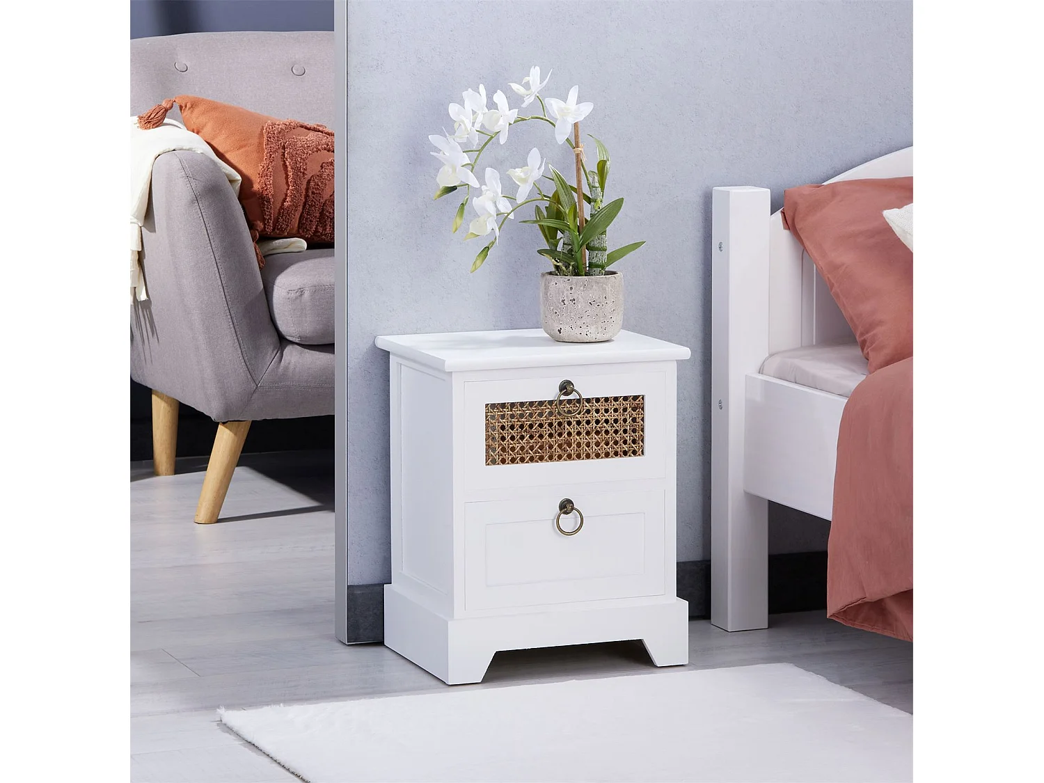 Table de chevet PADMA 2 tiroirs, table de nuit design vintage en bois lasuré blanc et rotin