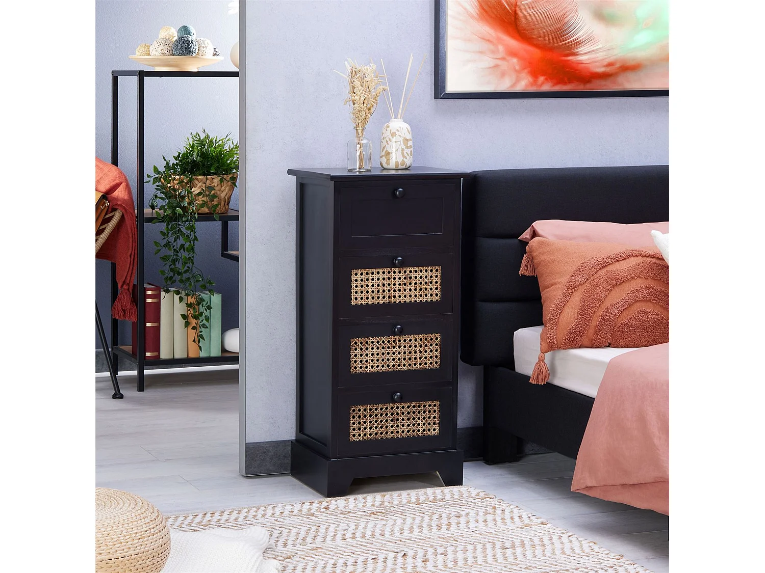 Chiffonnier JASMIN petite commode avec 4 tiroirs, style vintage bohême, en bois de paulownia lasuré noir et rotin