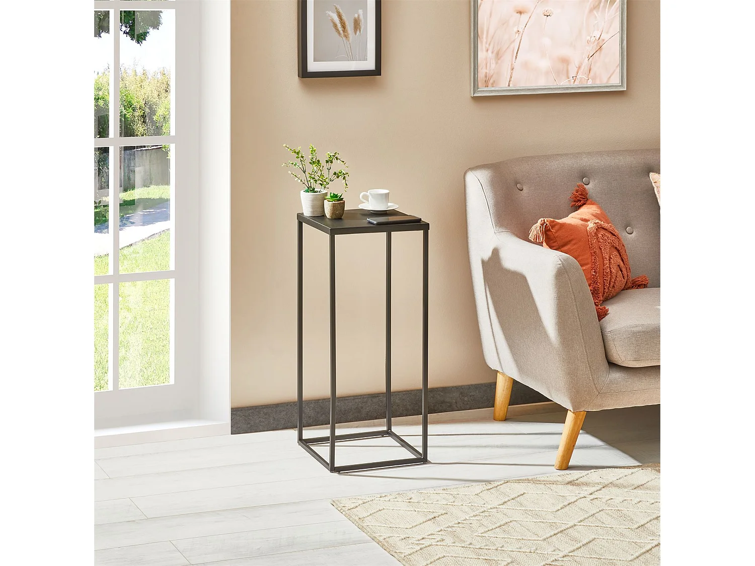 Table d'appoint FLORA sellette bout de canapé style industriel, plateau carré de 30 x 30 cm et structure en métal de coloris noir