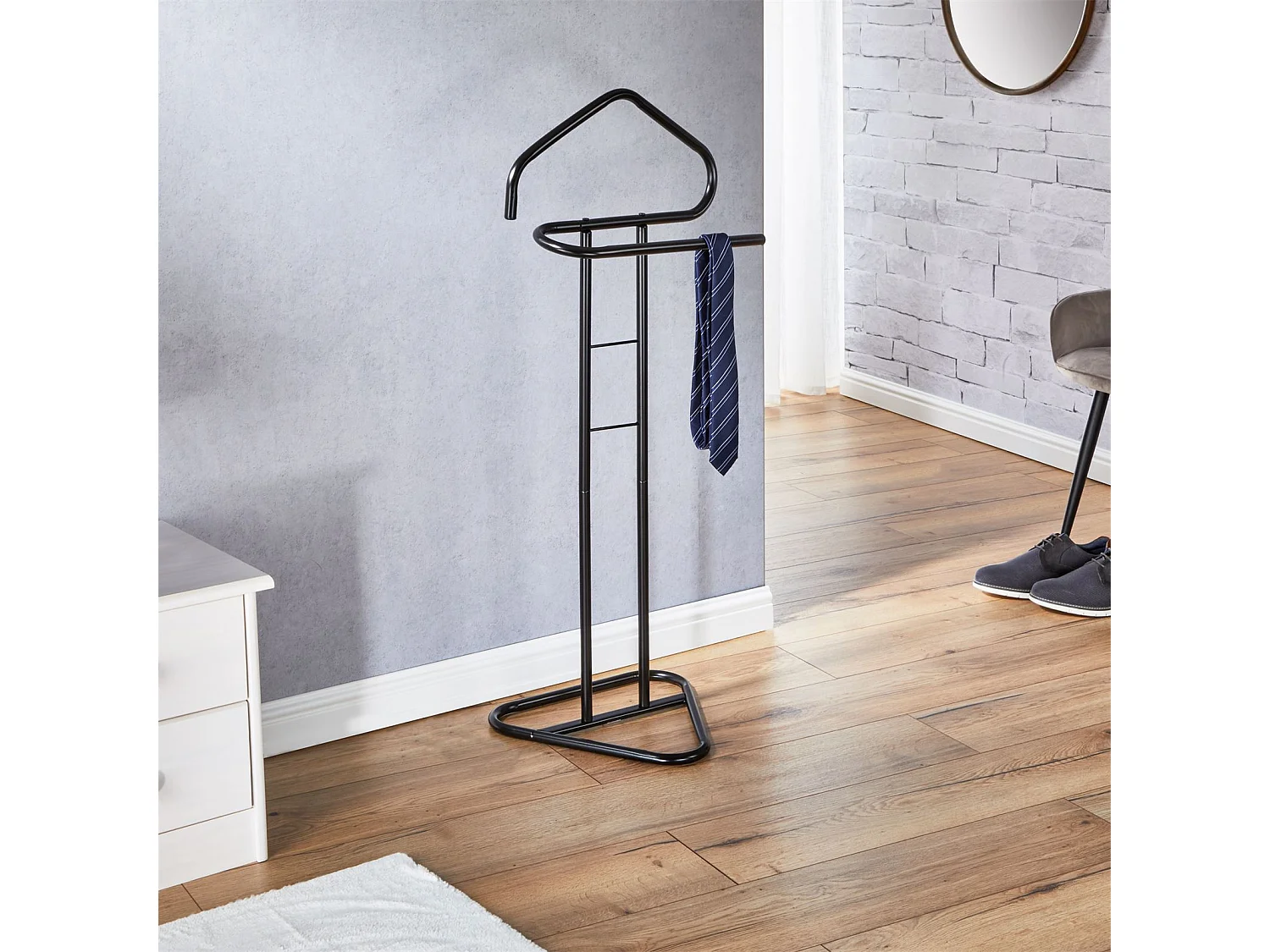 Valet de chambre valet de nuit CAMILO chevalet de nuit avec cintre pour veste et portant pour pantalons, en métal laqué noir