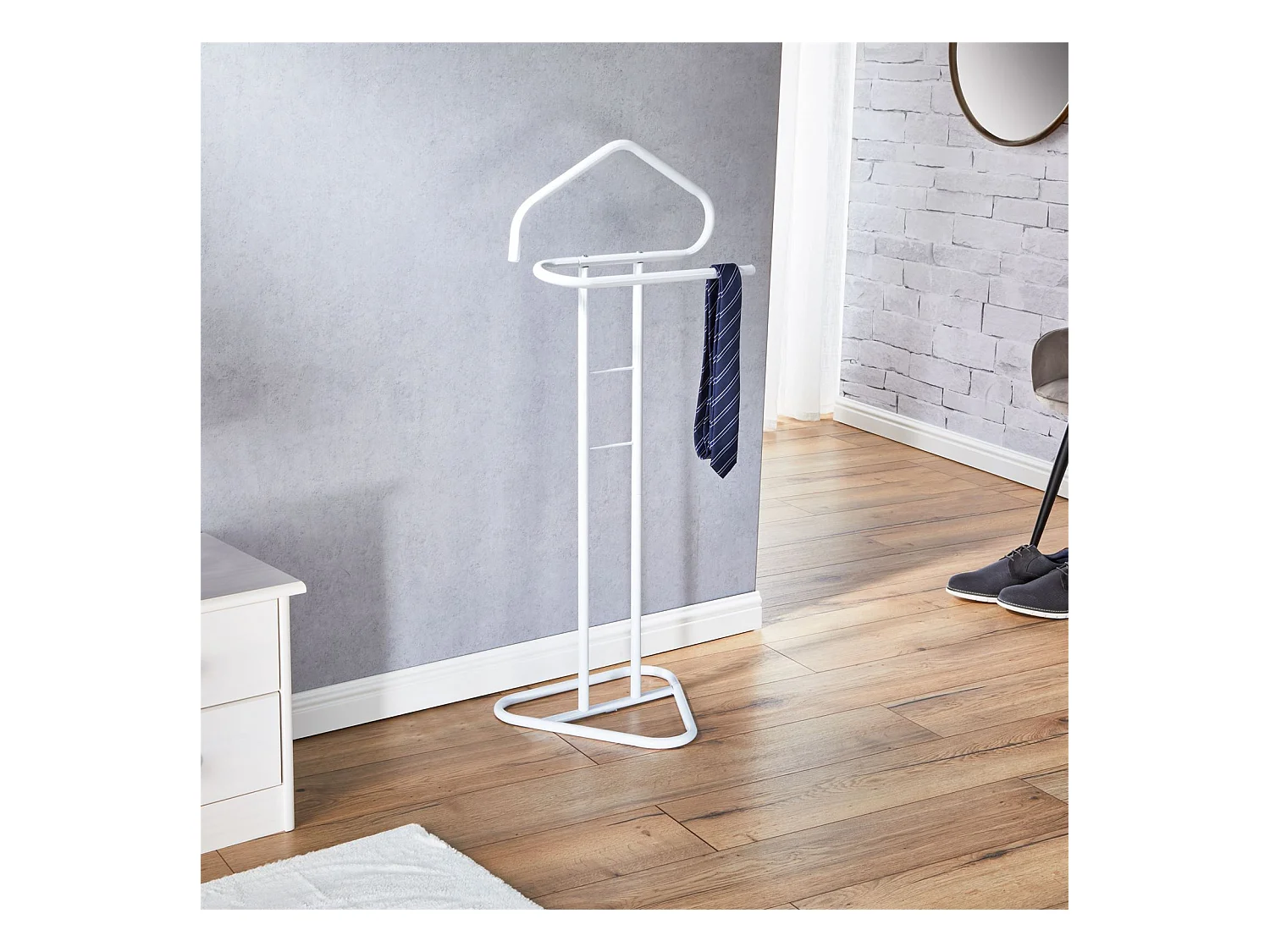 Valet de chambre valet de nuit CAMILO chevalet de nuit avec cintre pour veste et portant pour pantalons, en métal laqué blanc